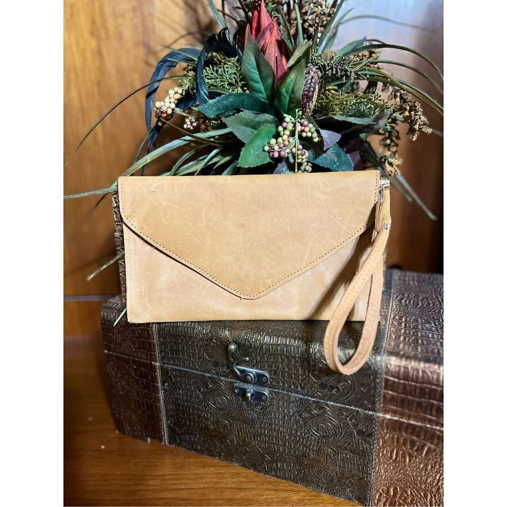 Carry 117 Tan Alem Clutch Leather Wristlet NWOT